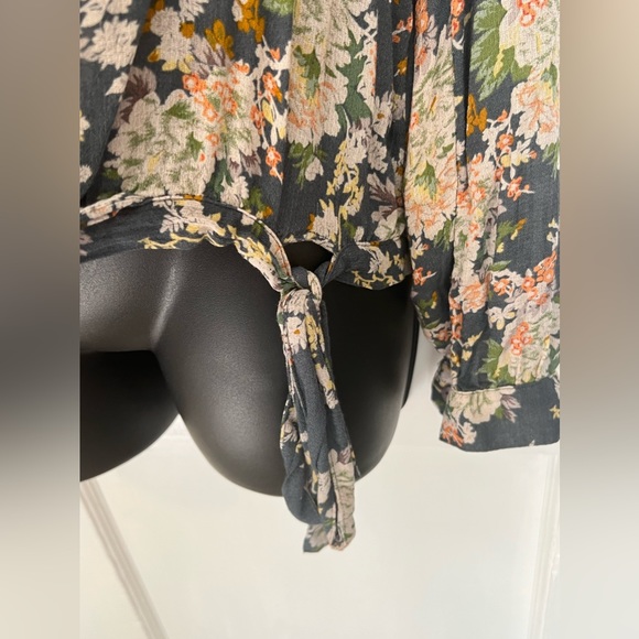 Lucky Brand Faux Wrap Floral Top with side tie sz M - Picture 2 of 7
